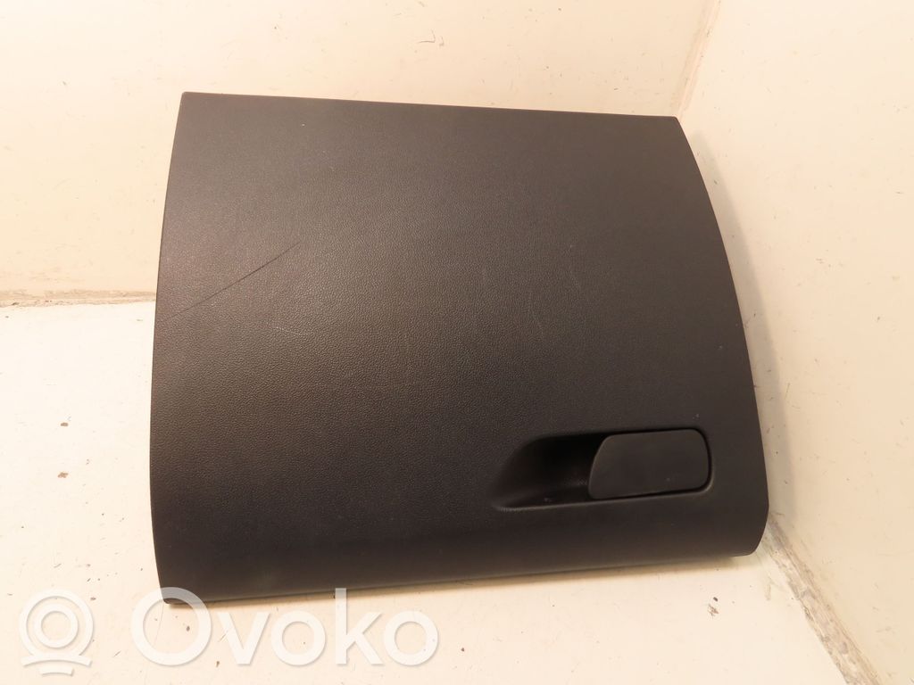 Glove box   2572445