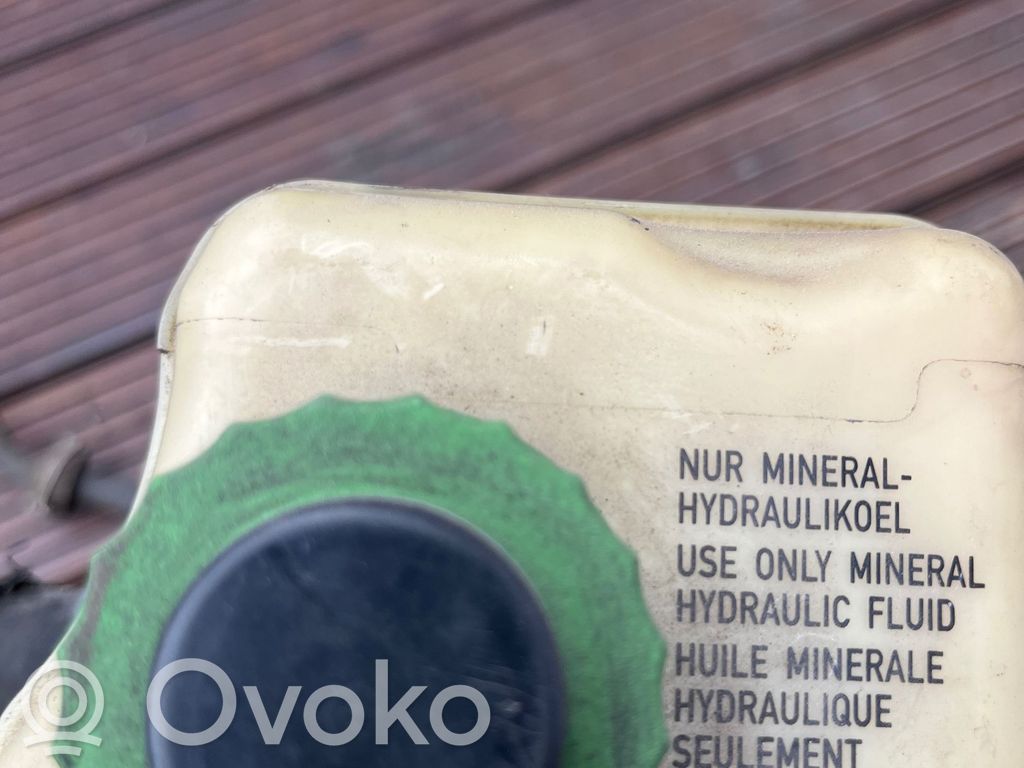 Ohjaustehostimen nestesäiliö