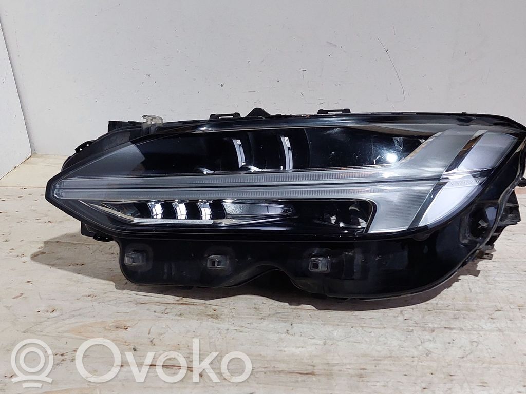 Volvo S90, V90 Priekinis žibintas 