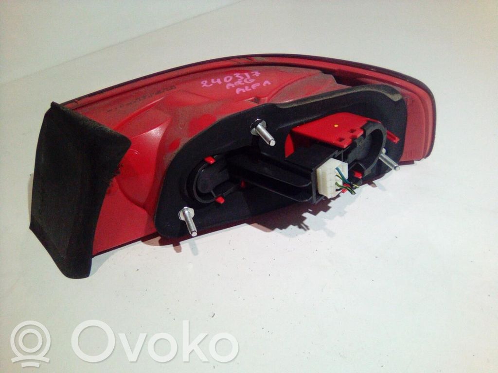 Alfa Romeo 159 Aizmugurējais lukturis virsbūvē 
