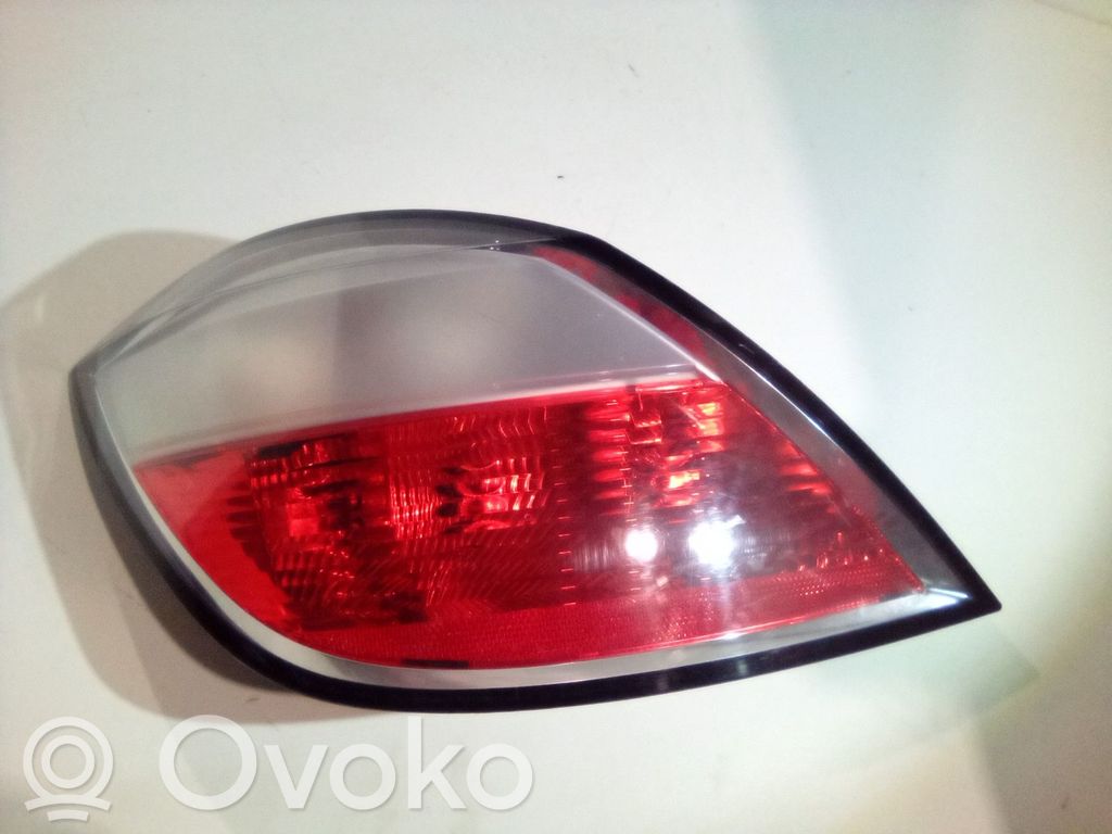 Opel Astra H Aizmugurējais lukturis virsbūvē 