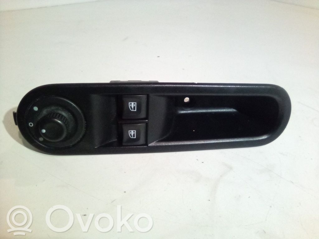 Renault Twingo III Electric window control switch 