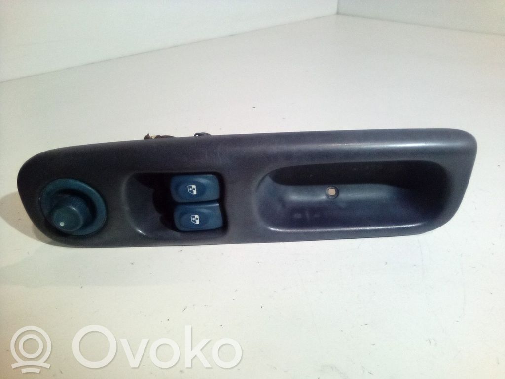 Renault Twingo I Electric window control switch 