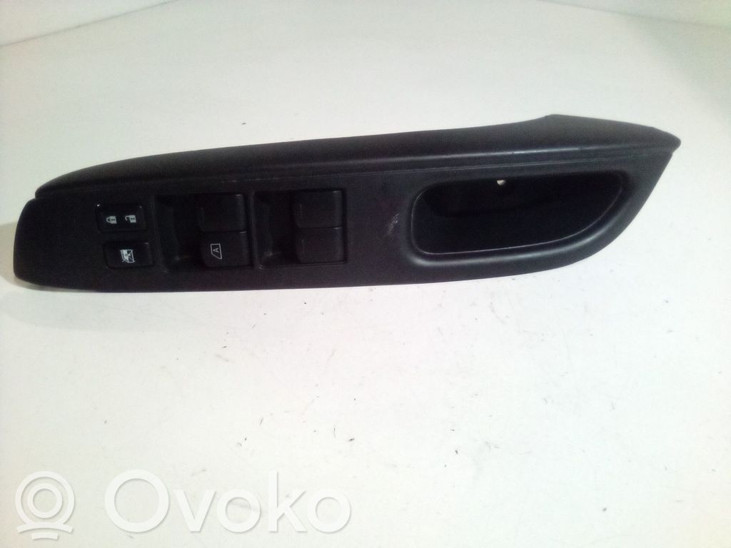 Nissan Note (E12) Electric window control switch 