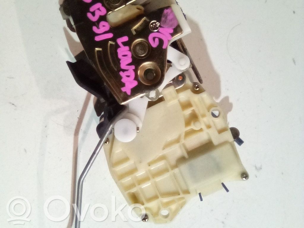 Priekšpusē slēdzene   72151S2AA02