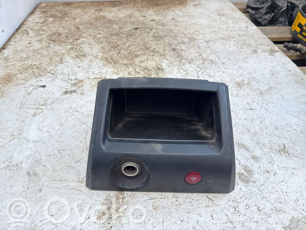 Mitsubishi Outlander Botón interruptor de luz de peligro 