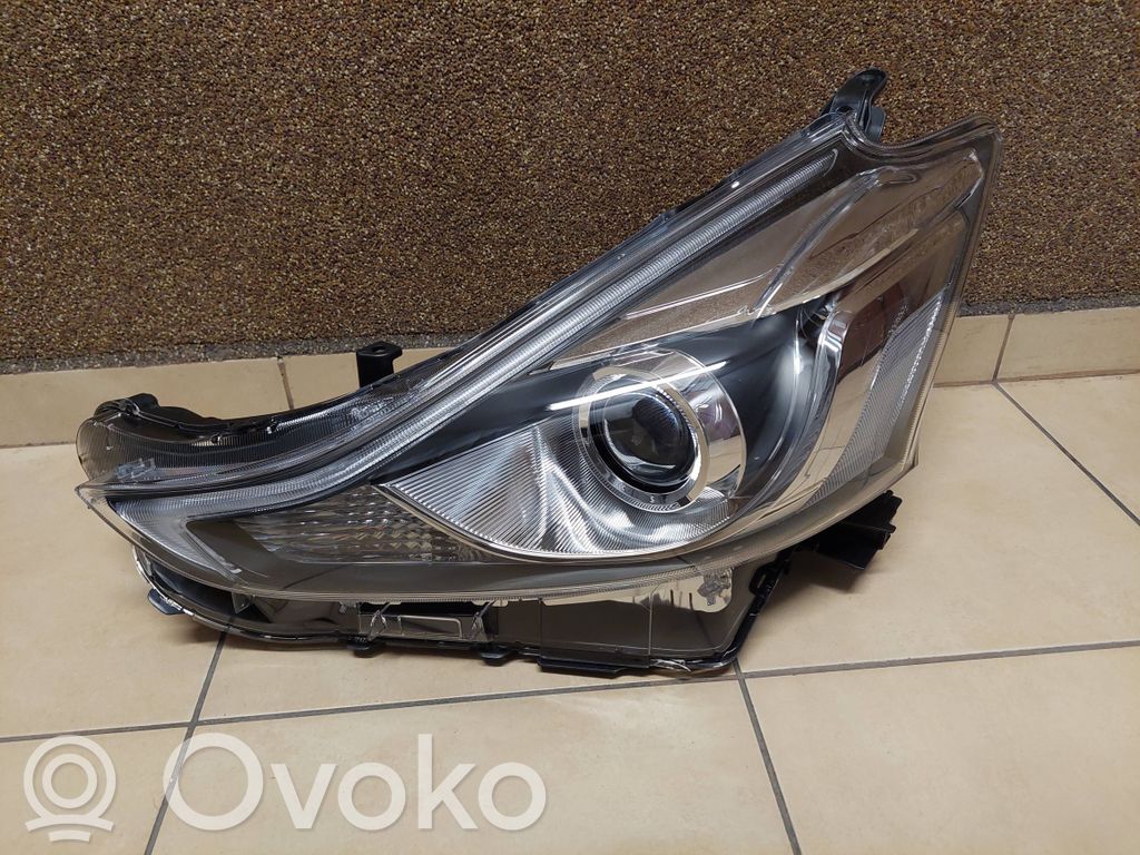 Toyota Prius+ (ZVW40) Lampa przednia 
