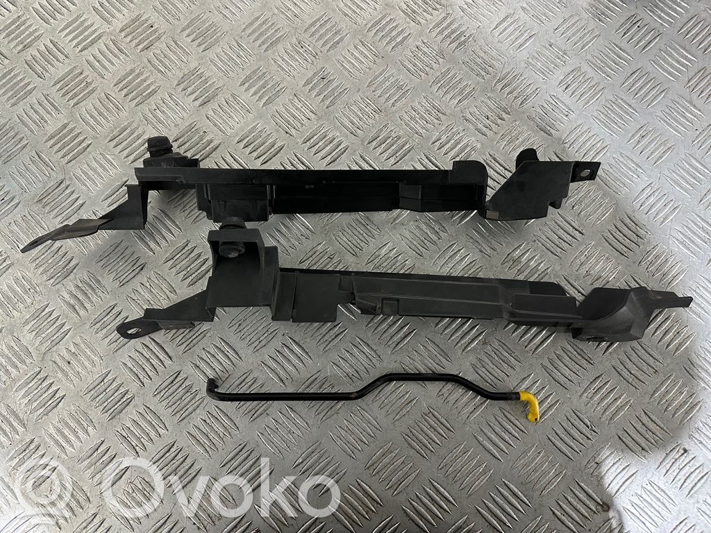 Opel Corsa D Uchwyt / Mocowanie błotnika przedniego 