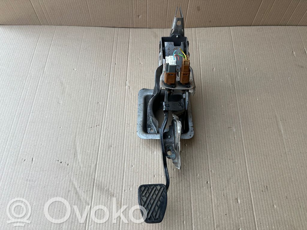Nissan Note (E12) Тормозная педаль 