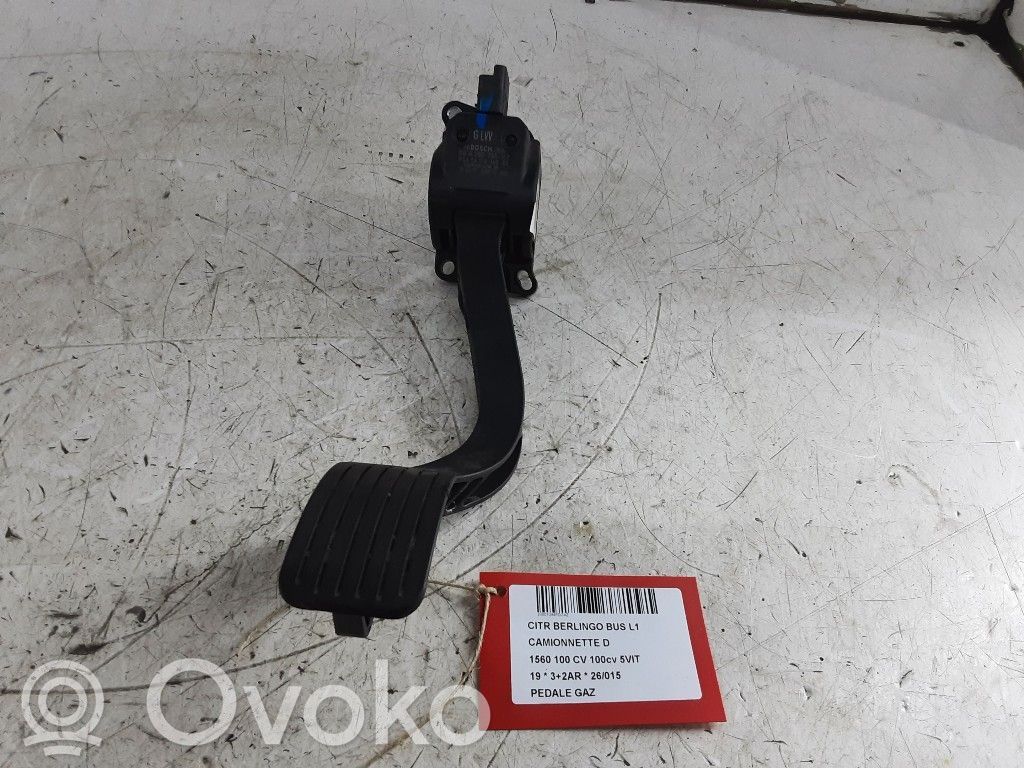 Accelerator throttle pedal   86ET19,86ET19