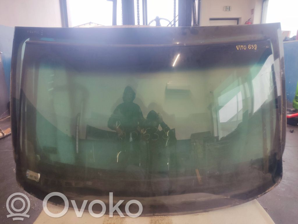 Mercedes-Benz Vito Viano W638 Front windscreen/windshield window 