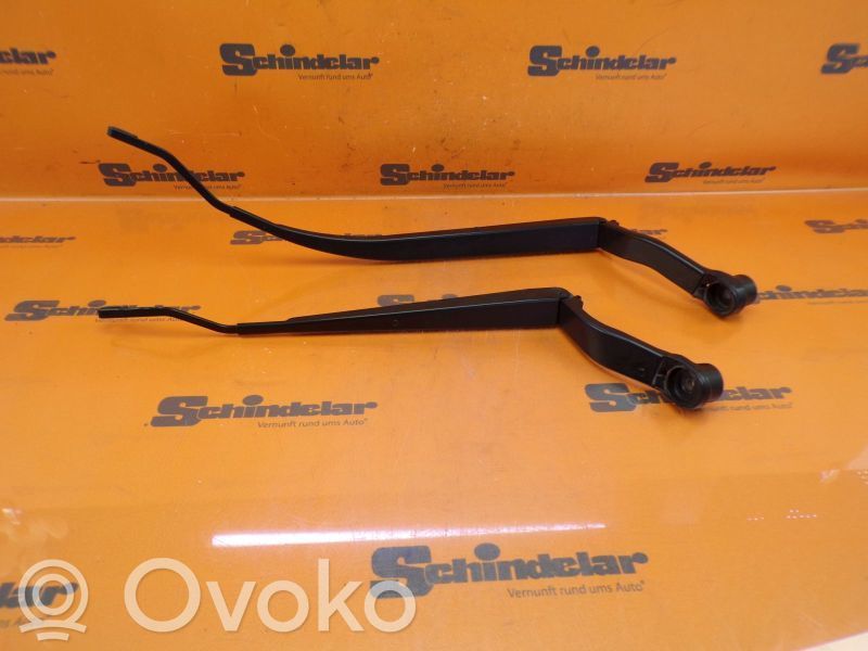 Front wiper blade arm