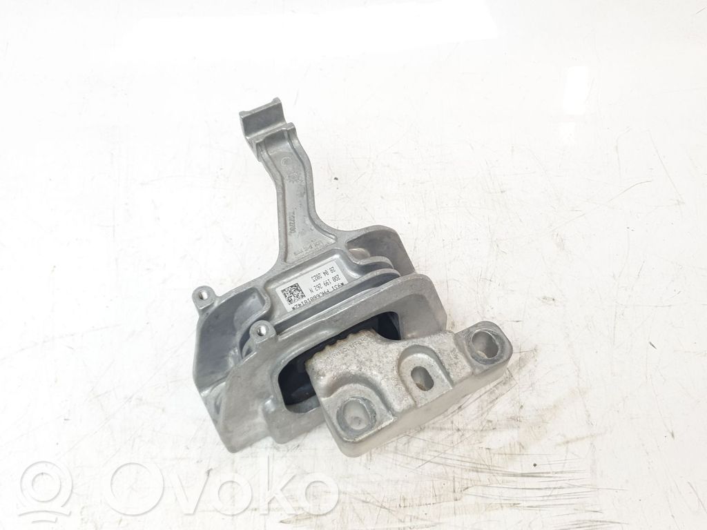 Engine mount bracket   2Q0199262N
