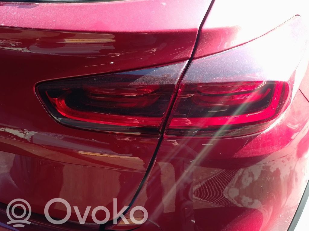 KIA Xceed Aizmugurējais lukturis pārsegā 