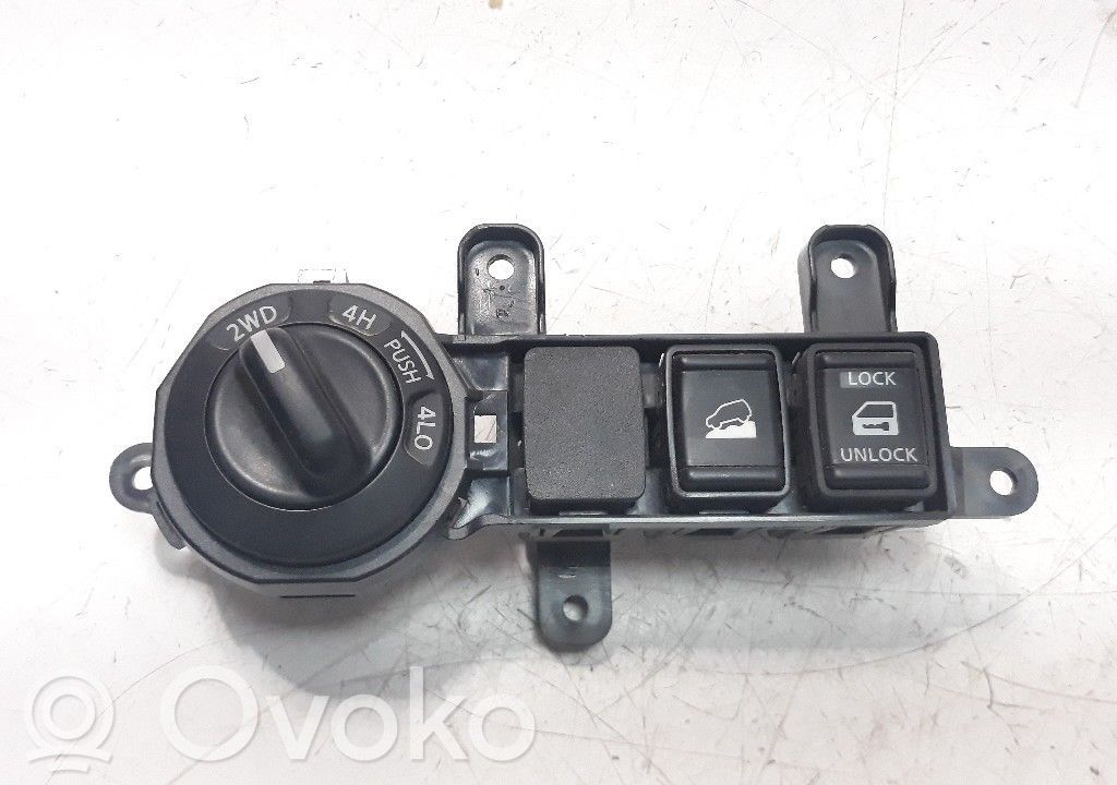 Nissan Navara D23 Butoane/comutatoare pe volan 