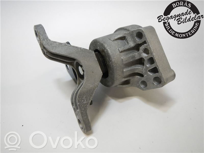 Volvo S60 Engine mount bracket 