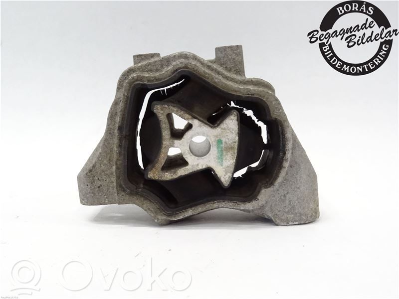 Volvo V60 Engine mount bracket 