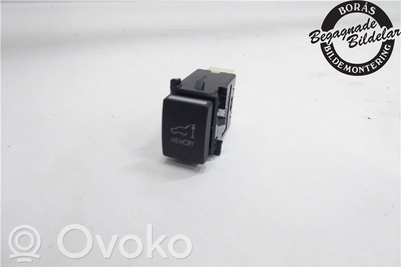 Tailgate/boot open switch button   83002AL030