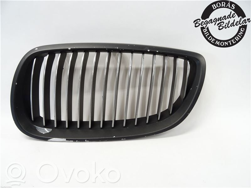 BMW 3 E92 E93 Grotelės apatinės (trijų dalių) 
