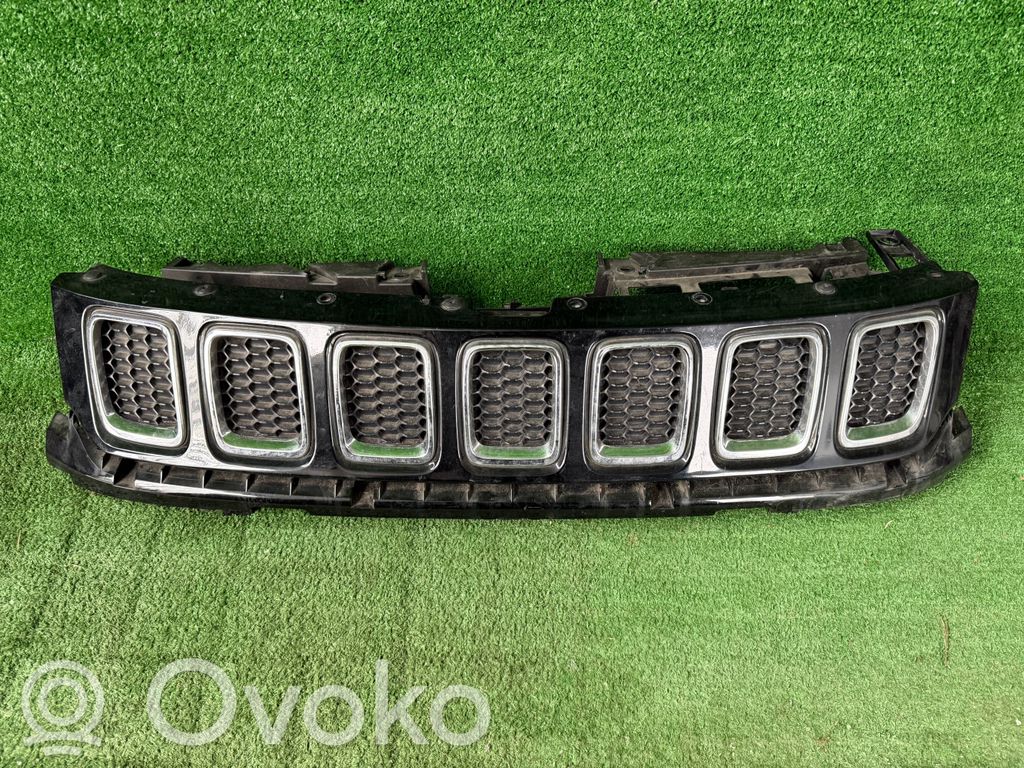 Atrapa chłodnicy / Grill   68258700AD