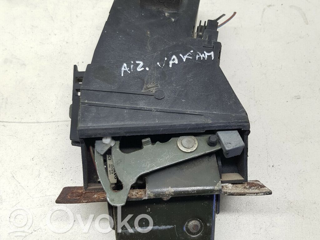 Tailgate lock loop/hook striker   1372919,NR5157