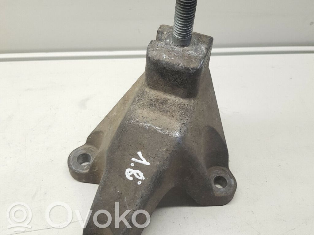 Ford Focus Engine mounting bracket 