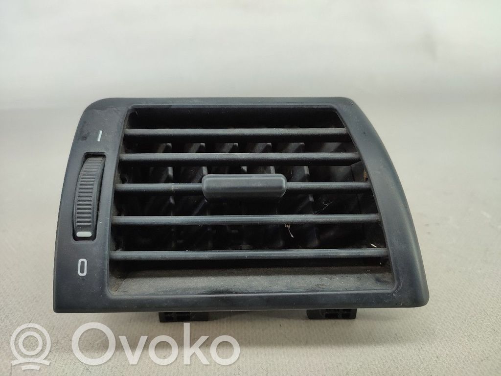 Grille d'aération centrale   64228361898