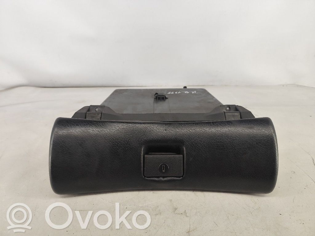 Opel Astra F Hansikaslokero