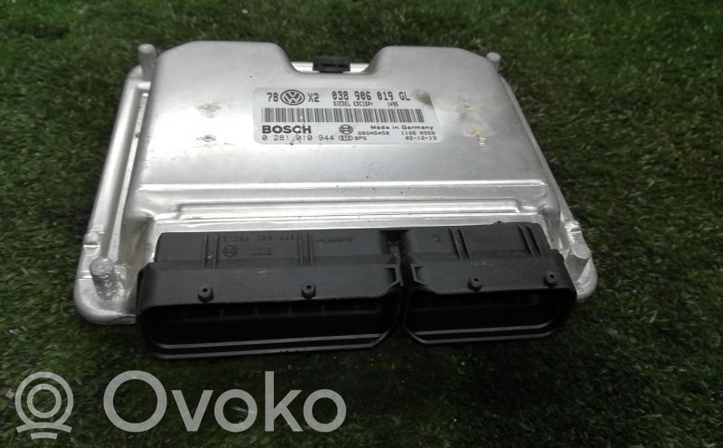 Volkswagen PASSAT B5.5 Unitate/modul de control motor 