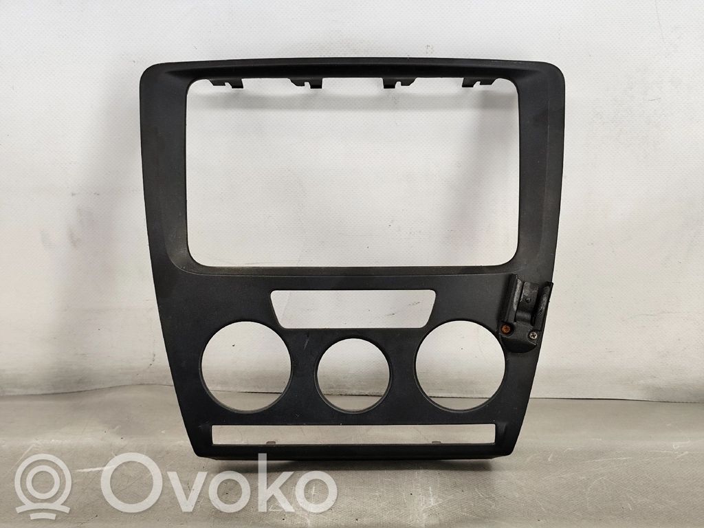 Skoda Octavia Mk2 (1Z) Konsola środkowa / Radio / GPS 