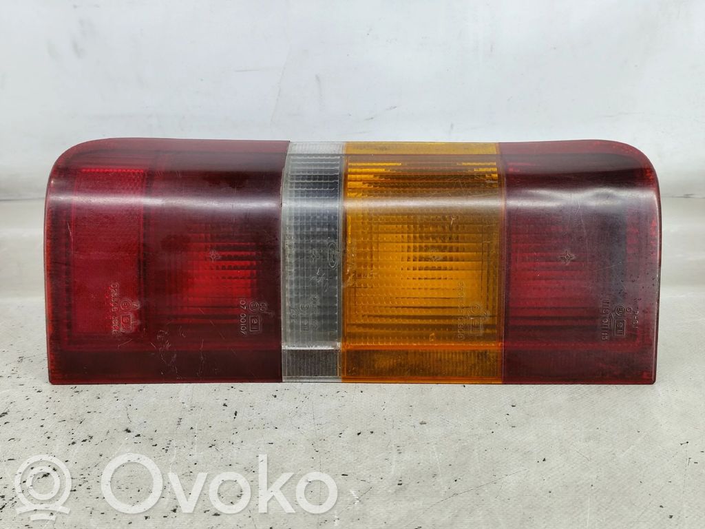 Aizmugurējais lukturis pārsegā   90VB13405AB