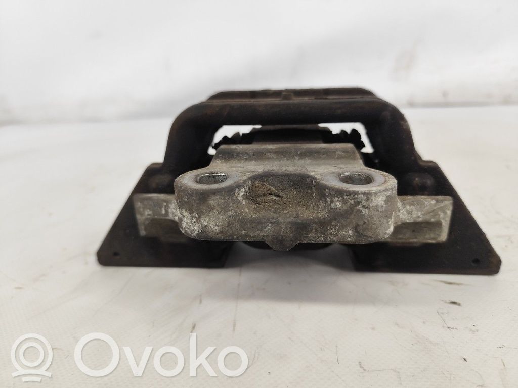 Engine mount bracket   NU102N10