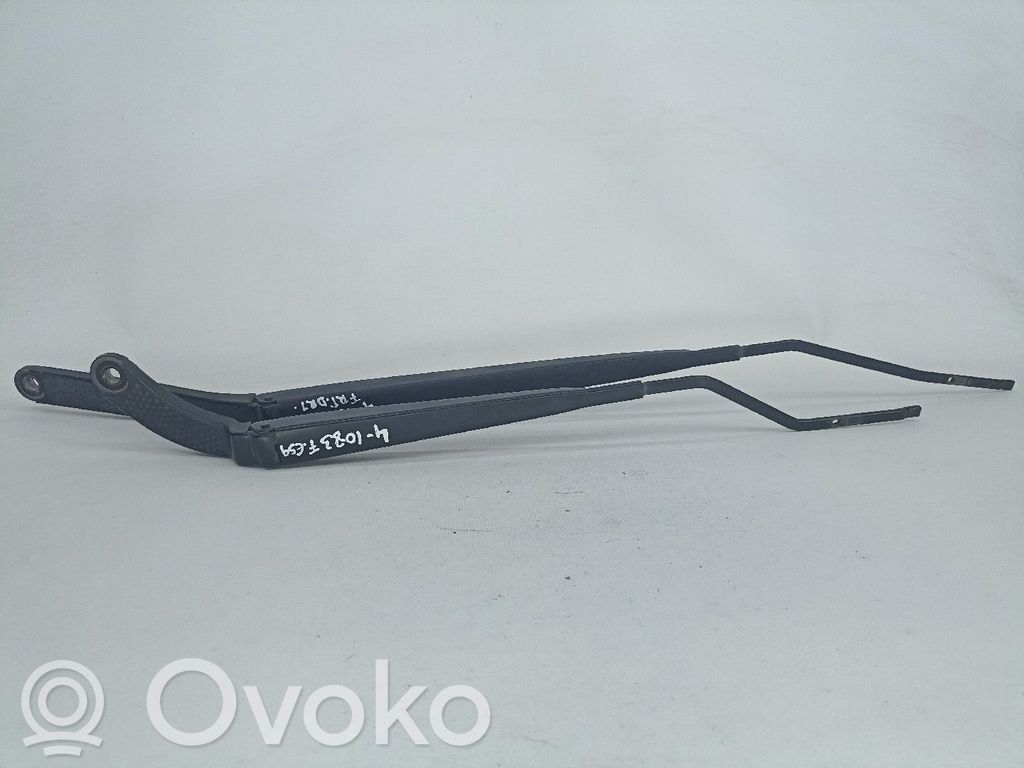 Front wiper blade arm   DIREITA,288861373R