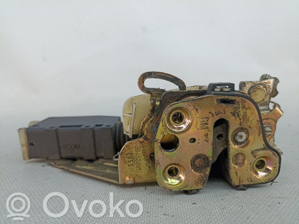 Opel Corsa B Priekšpusē slēdzene 