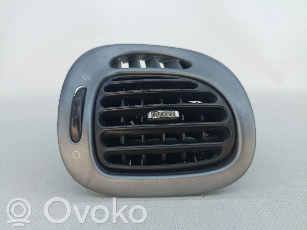 Citroen Xsara Picasso Dysze / Kratki środkowego nawiewu deski rozdzielczej 