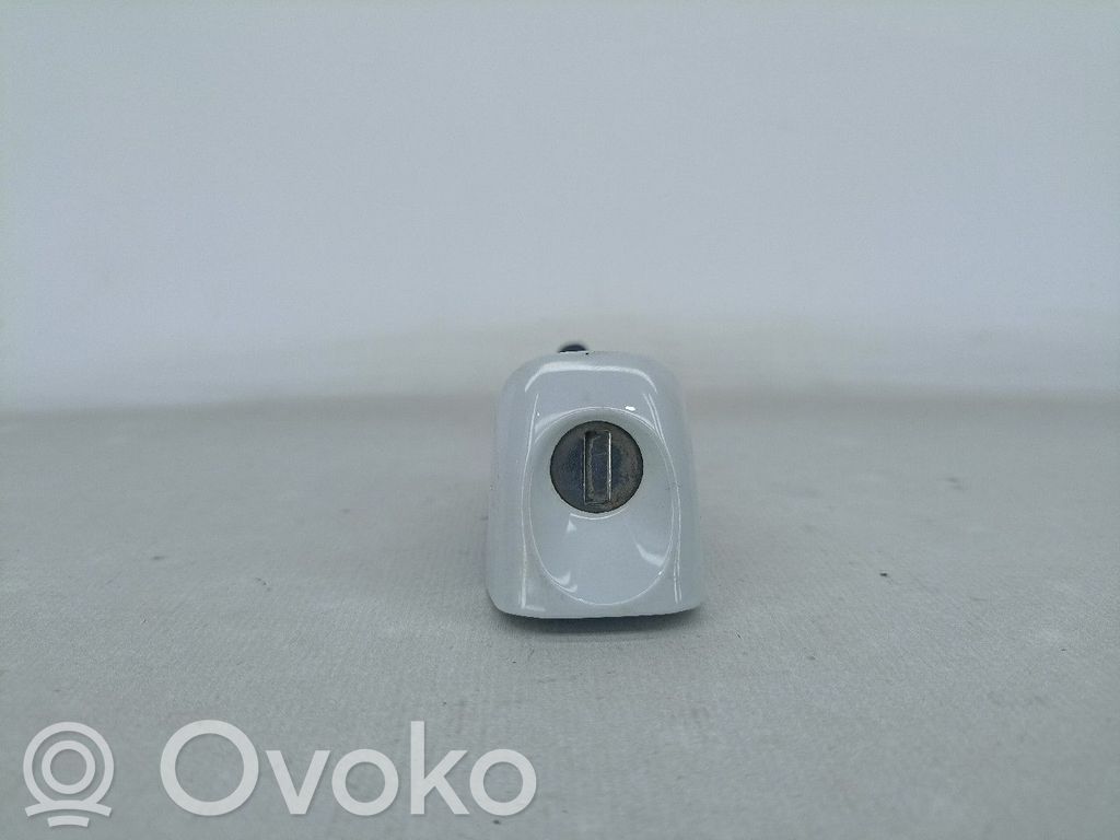 Etuoven lukko (kahvan vieressä)   8X1837167
