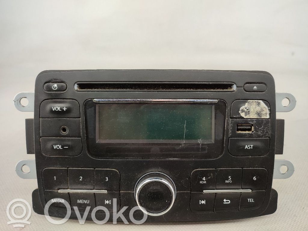 Dacia Sandero Panel / Radioodtwarzacz CD/DVD/GPS 