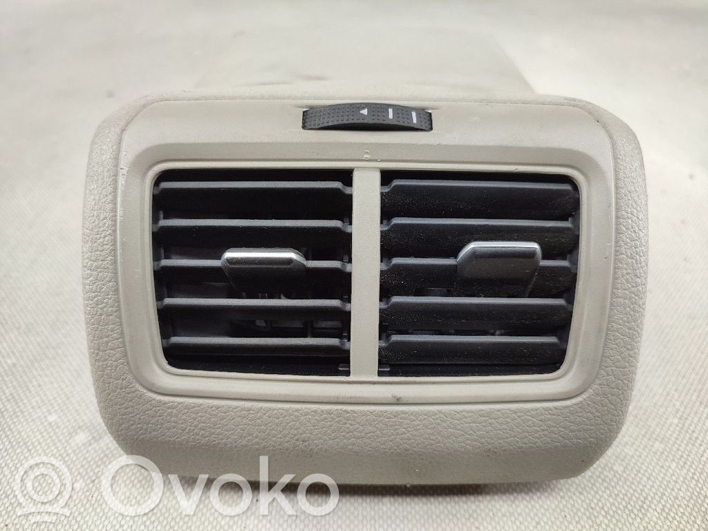 Volkswagen Golf VII Dysze / Kratki środkowego nawiewu deski rozdzielczej 