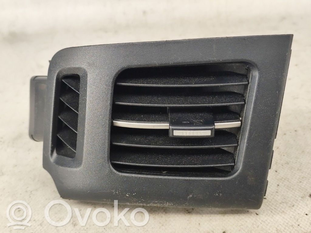 Toyota Prius (XW30) Dysze / Kratki środkowego nawiewu deski rozdzielczej 