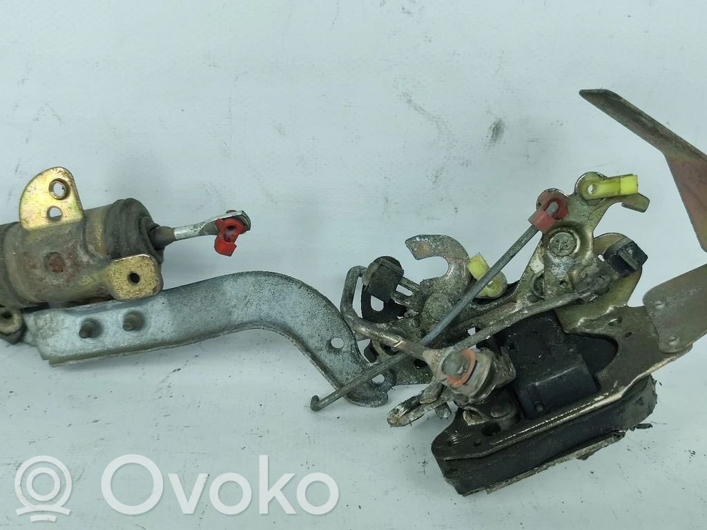 Toyota Corolla E90 Takaoven lukko 