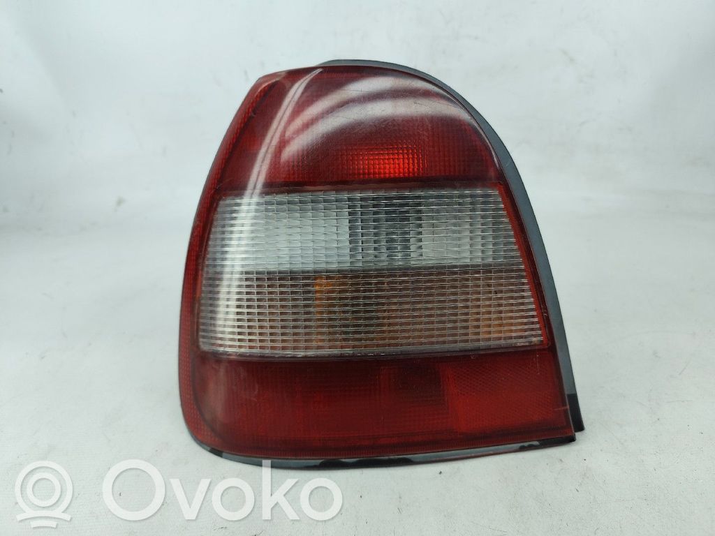 Nissan Sunny Luci posteriori del portellone del bagagliaio
