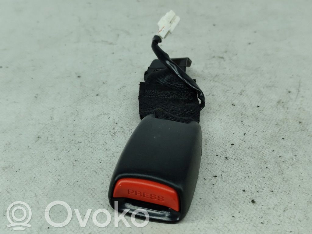 Mazda 3 I Hebilla del cinturón de seguridad trasero 