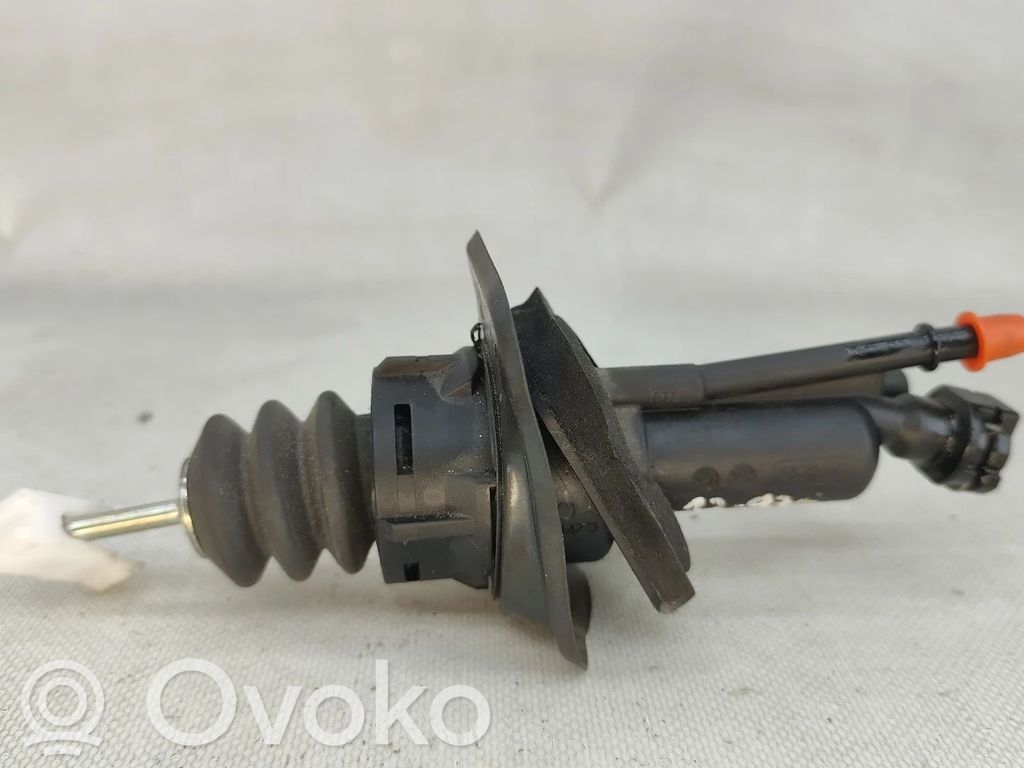 Kytkimen pääsylinteri   DV617A542AC