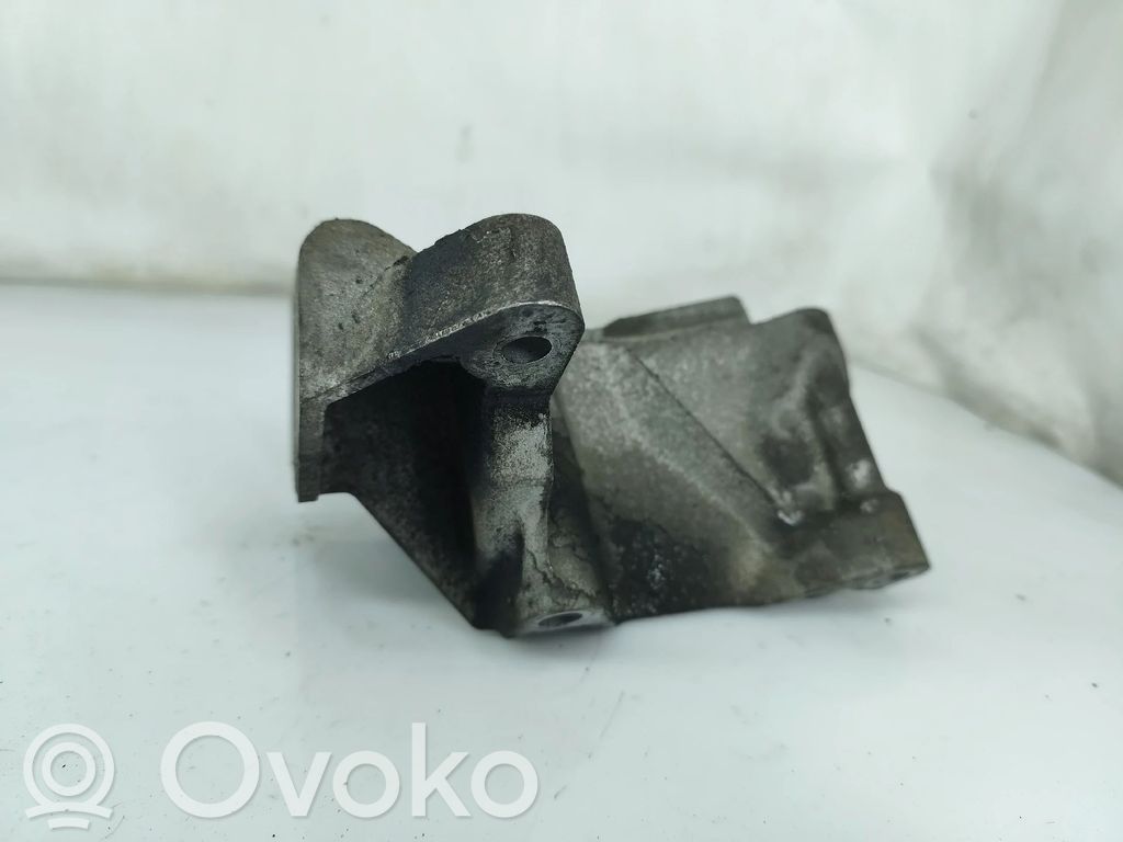 Volvo V70 Engine mount bracket 