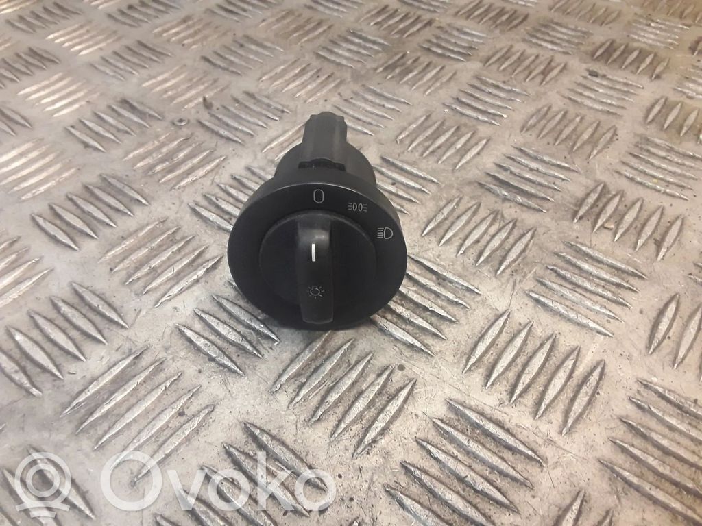Light switch   8363683