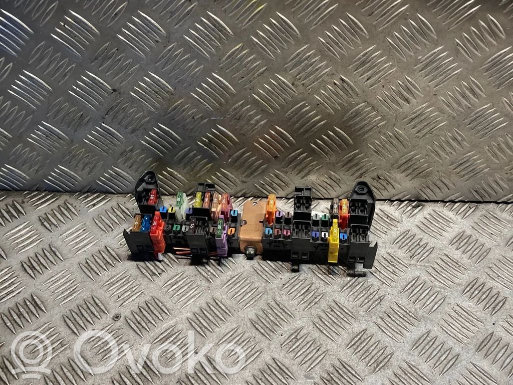 Mercedes-Benz Vito Viano W639 Skrzynka bezpieczników / Komplet 