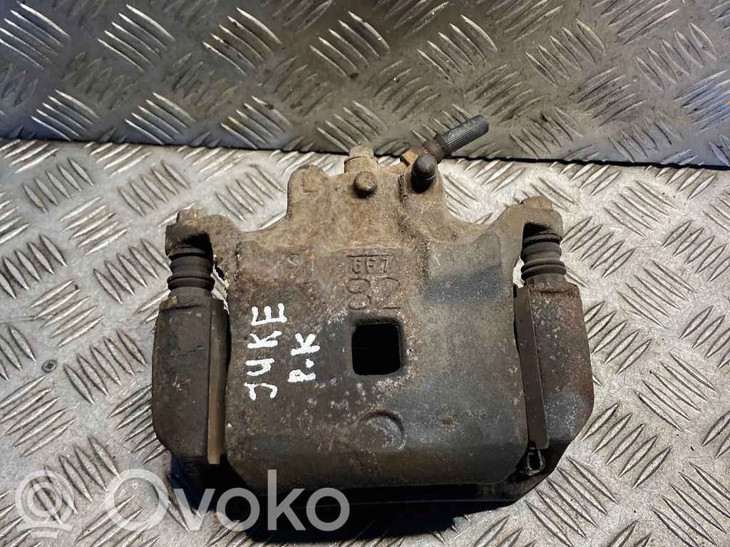 Nissan Juke I F15 Zacisk hamulcowy przedni 