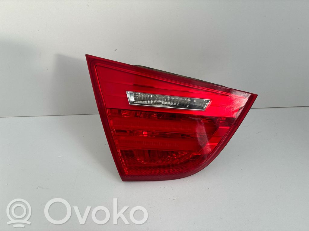 BMW 3 E90 E91 Aizmugurējais lukturis pārsegā 
