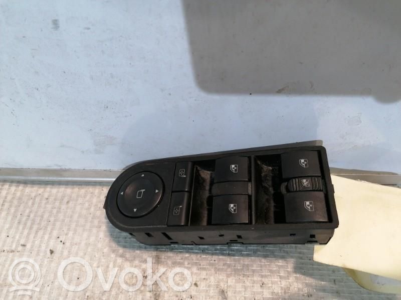 Opel Zafira B Interruptor del elevalunas eléctrico