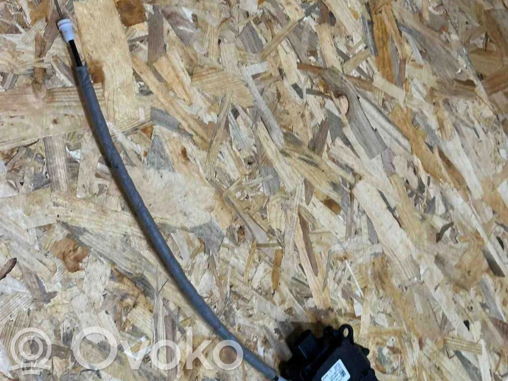 Aizmugurējā pārsega pievilcējs   EX53404C10AE